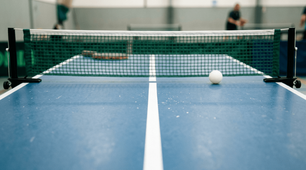 Close-up Tischtennisplatte mit Netz und Linie